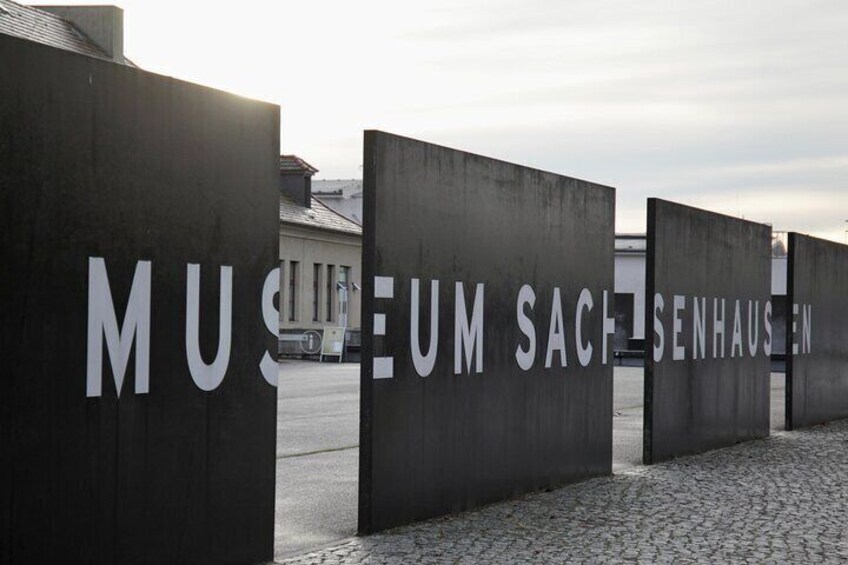 View modern exhibits in the museums of Sachsenhausen