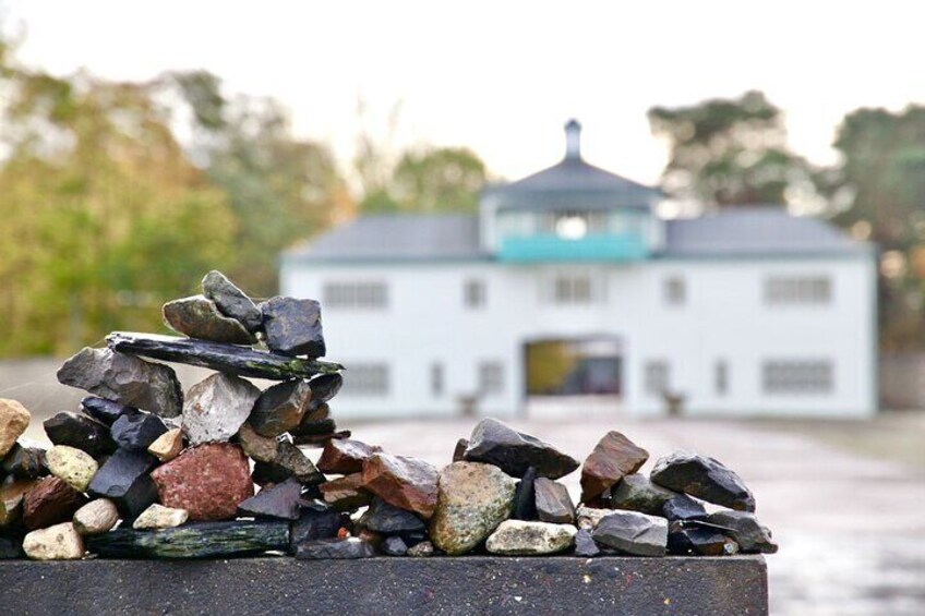 See where visitors leave memorials to the victims of Sachsenhausen