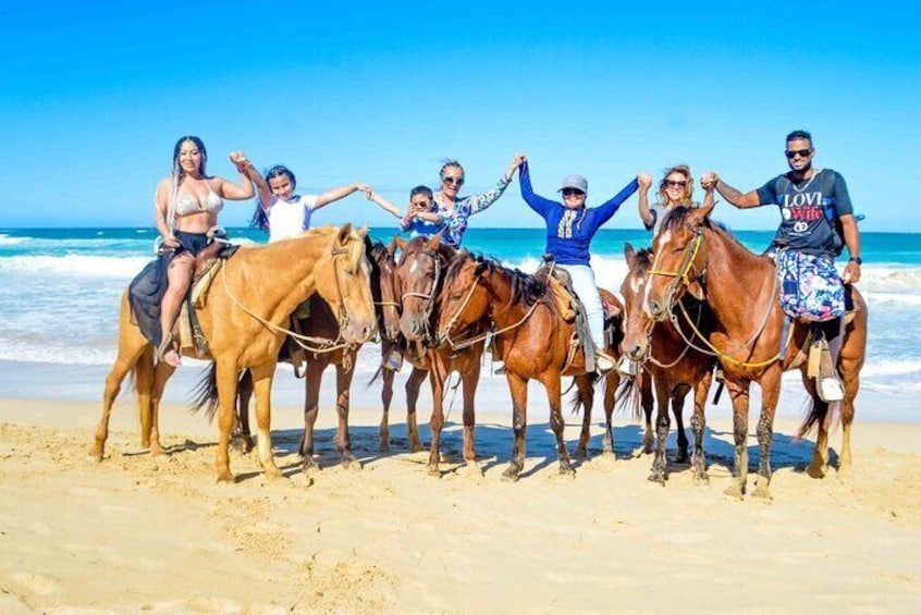 Half-Day Tour 2-in-1, Redonda Mountain & Horseback Riding Tour in Macao Beach