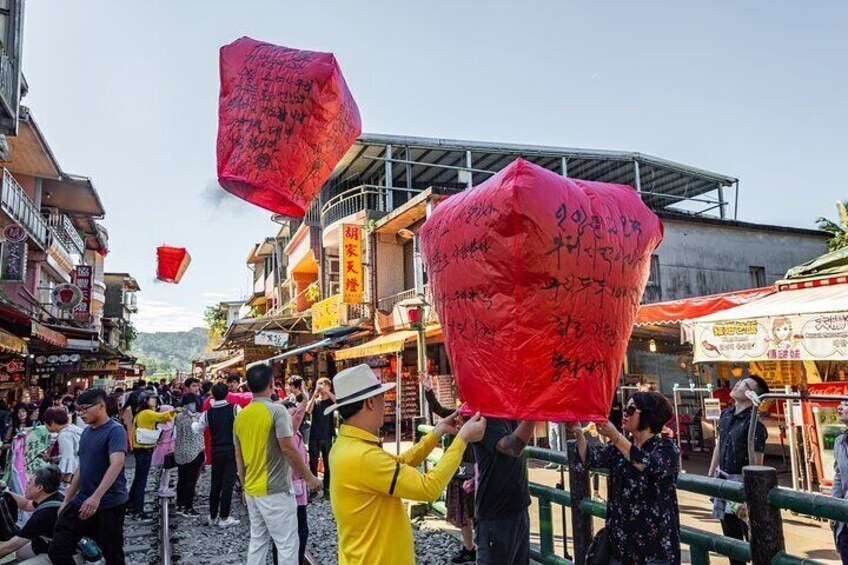 Shifen, Jiufen, Heping Island Park & Raohe Night Market Day Tour 