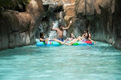 Billet d'entrée au parc aquatique Wet 'n' Wild avec transport à Waikiki