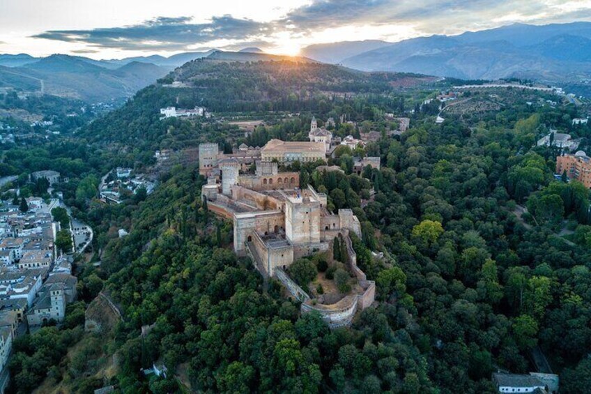 Alhambra guided tour in Standard group