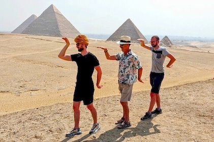 Private Tour: Giza Pyramids & Cairo Museum & Bazaar(All included)