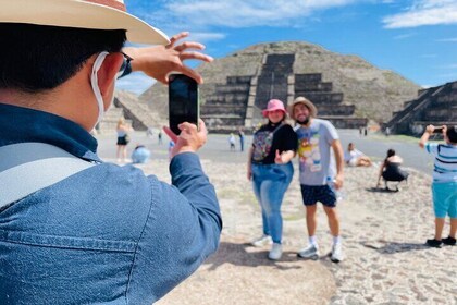 Teotihuacán Pyramids, Basilica of Guadalupe and Tlatelolco Tour