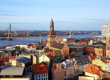 Riga: recorrido privado por la ciudad en coche (incluido el casco antiguo)