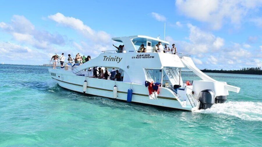 Punta Cana Booze Cruise: Snorkeling and Sand-Bar with Entertainment Team