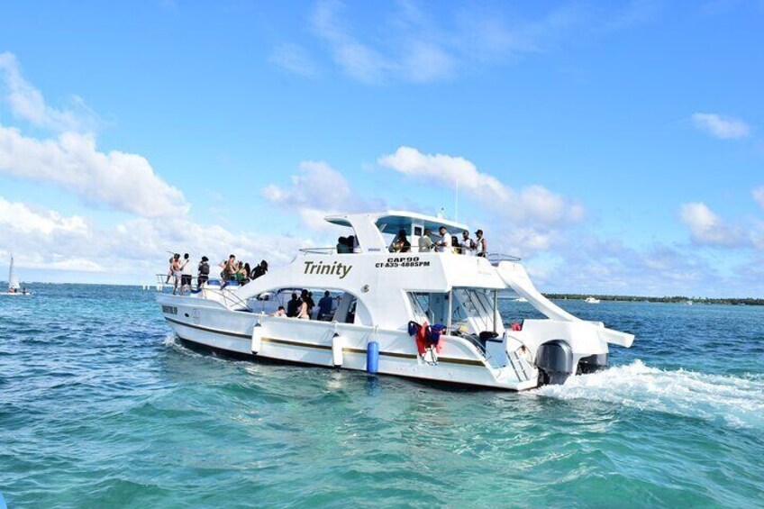 Punta Cana Booze Cruise: Snorkeling and Sand-Bar with Entertainment Team