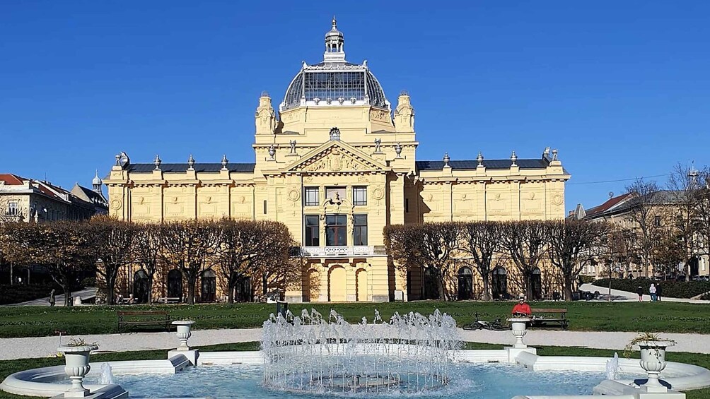 Zagreb: Private Highlights Walking Tour w/ Funicular Ticket