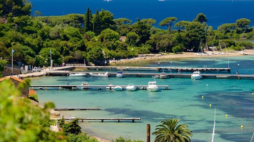 Cannes: viaje privado en barco a las islas Lerins y Cap d'Antibes