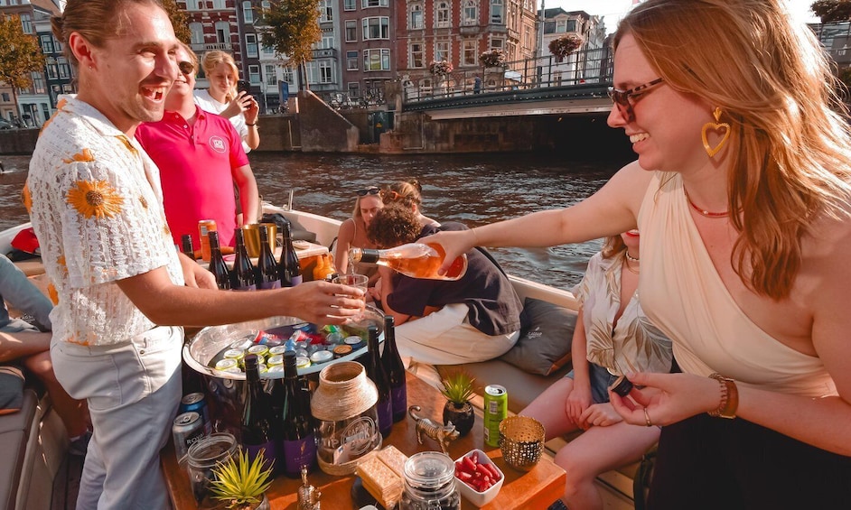 Amsterdam: History Cruise with Local Guide, Drinks & Bites