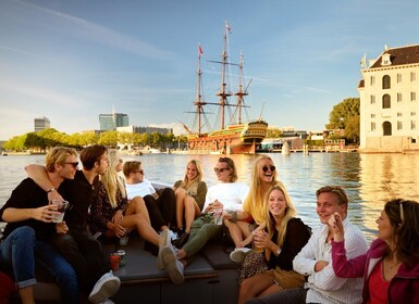 Amsterdam: 1,5 timers kanalcruise med drikke og snacks fra guiden