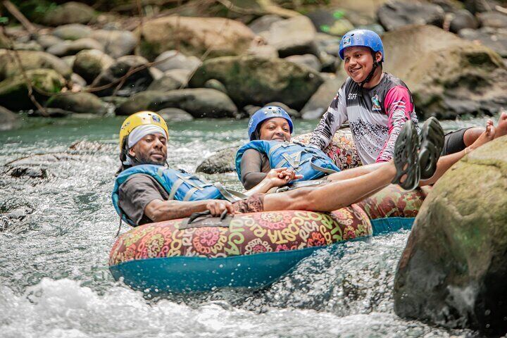 Rio Celeste Tubing : The perfect mix of thrilling, safe rapids and calm floating sections. Ideal for families and first-timers.