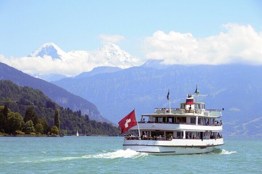 Full-Day Tour Beatus Caves and Lake Thun Cruise 