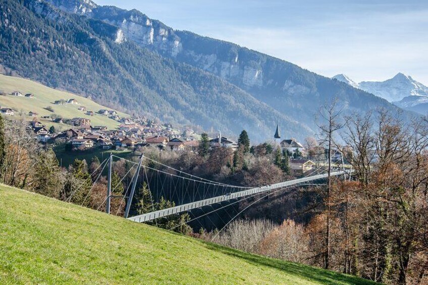 Full-Day Tour Beatus Caves and Lake Thun Cruise 