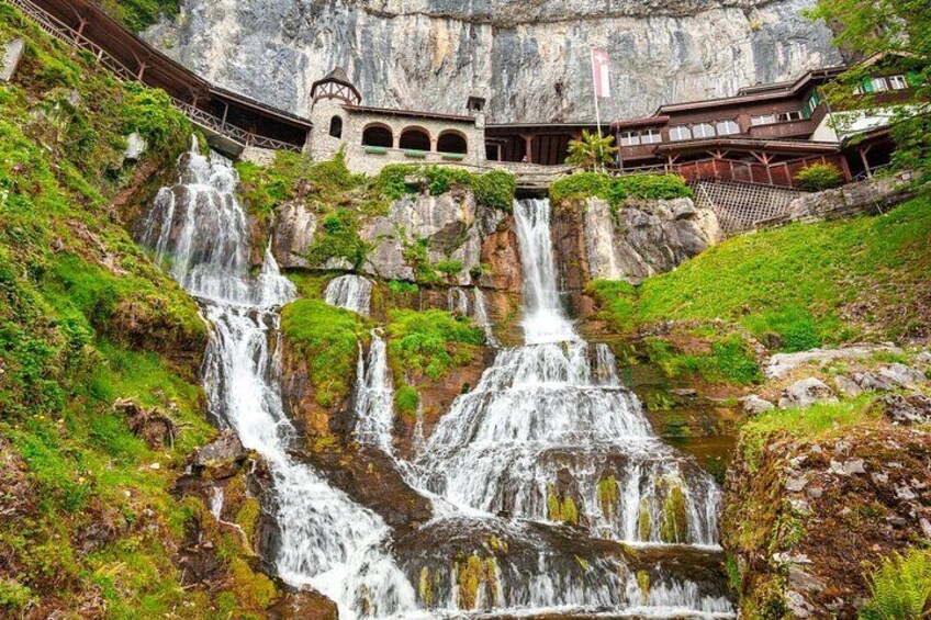 Full-Day Tour Beatus Caves and Lake Thun Cruise 