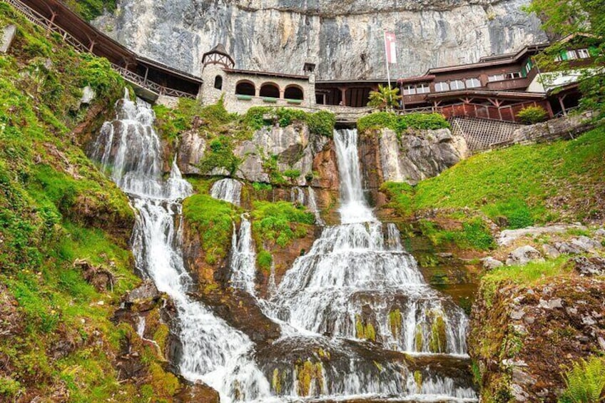 Full-Day Tour Beatus Caves and Lake Thun Cruise