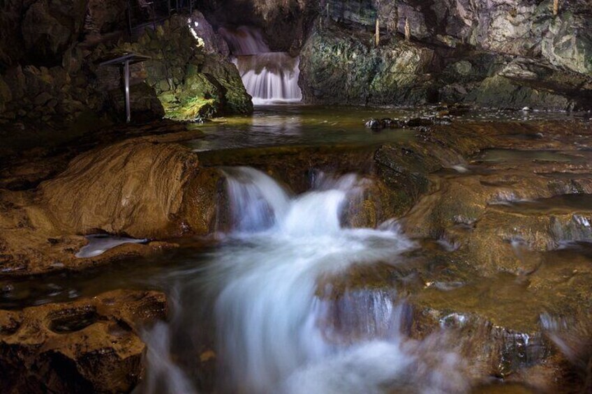 Full-Day Tour Beatus Caves and Lake Thun Cruise 