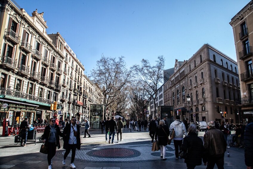 Barcelona Markets Walking Tour: Las Ramblas, La Boquería, and Beyond