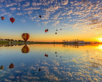 Hunter Valley: Sunrise Balloon Ride with Bubbly Breakfast