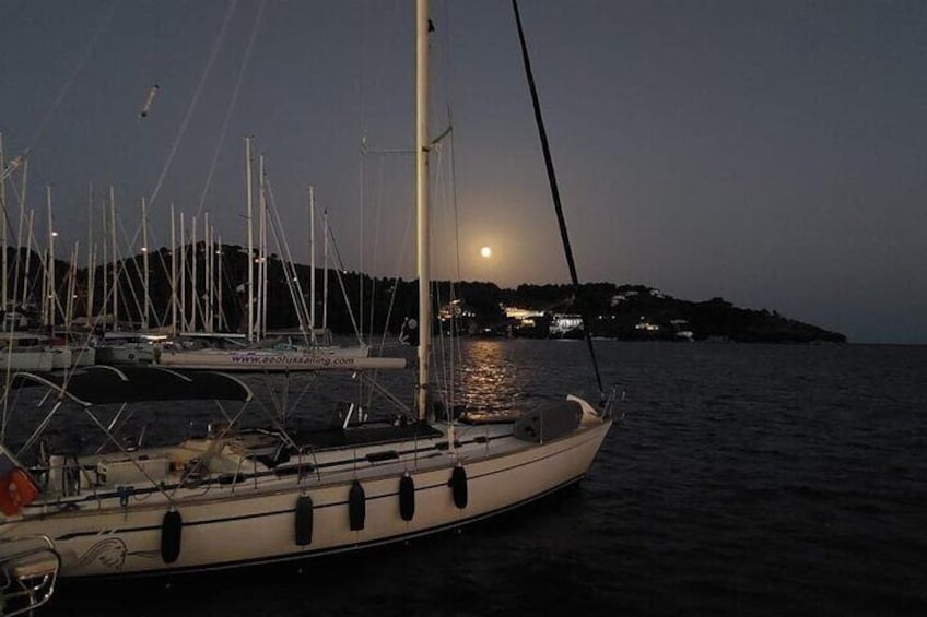 5-Hour Sailing Trip to Mykonos South Beaches with Lunch