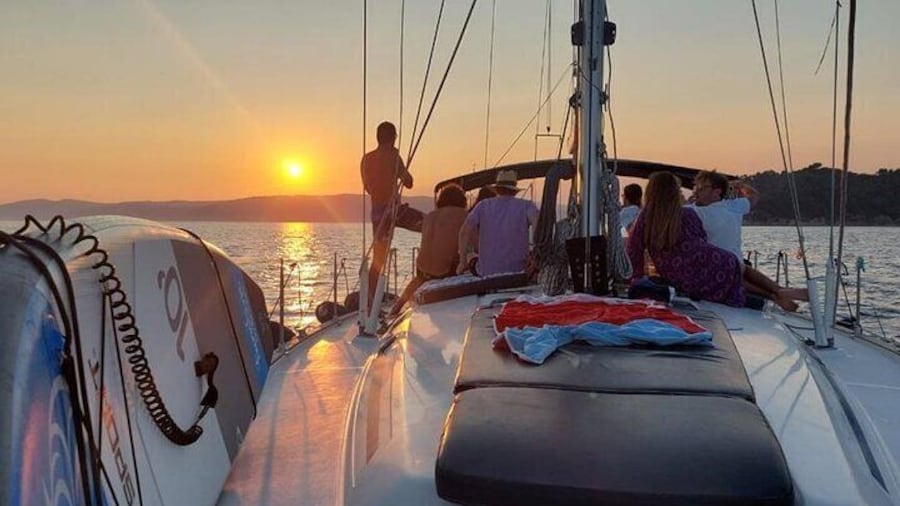 5-Hour Sailing Trip to Mykonos South Beaches with Lunch