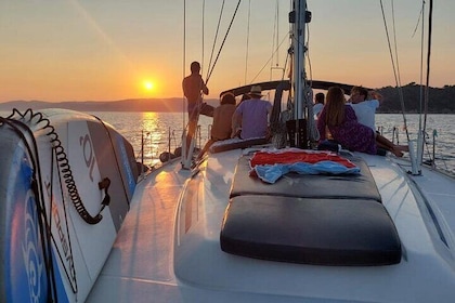 5-Hour Sailing Trip to Mykonos South Beaches with Lunch