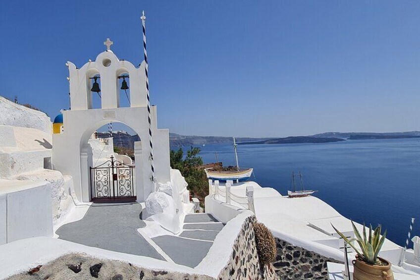 Santorini First-Time Guests Private Tour Sightseeing, excavetions & wine testing
