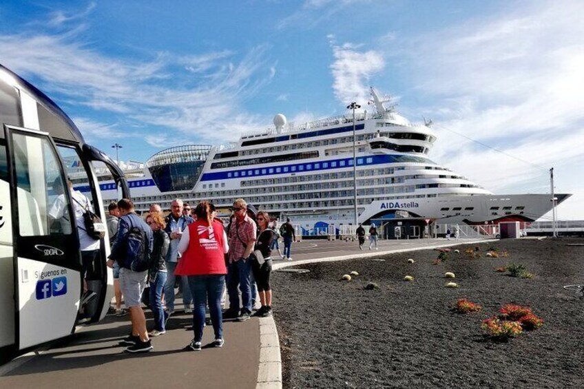 Tour to Timanfaya, La Geria and Laguna Verde for cruise ship passenger