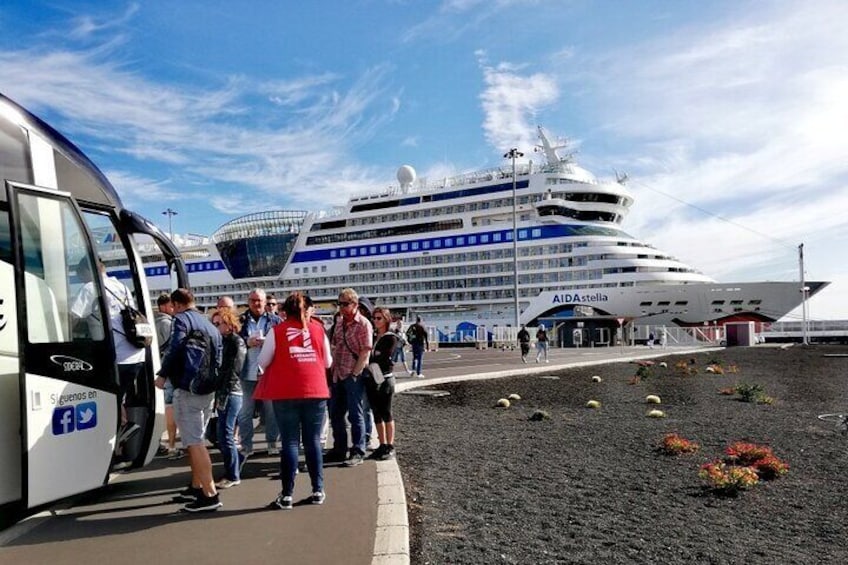 Tour to Timanfaya, La Geria and Laguna Verde for cruise ship passenger