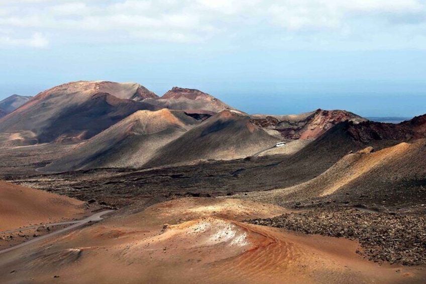 Tour to Timanfaya, La Geria and Laguna Verde for cruise ship passenger