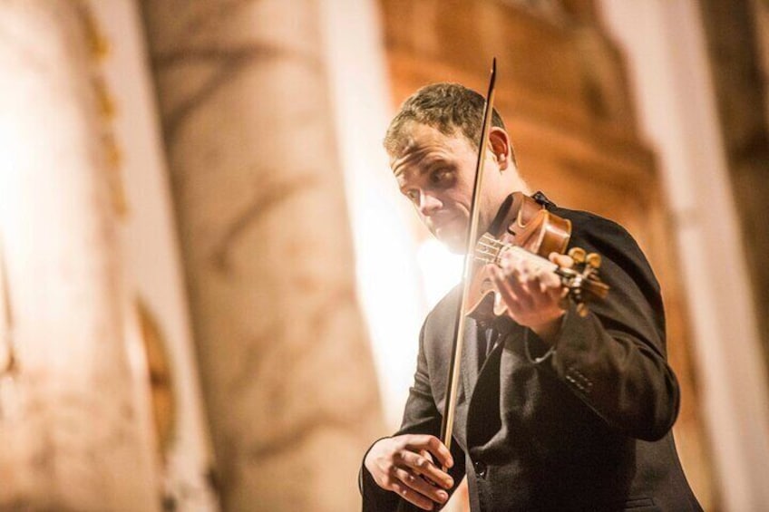 Violinist with baroque instrument