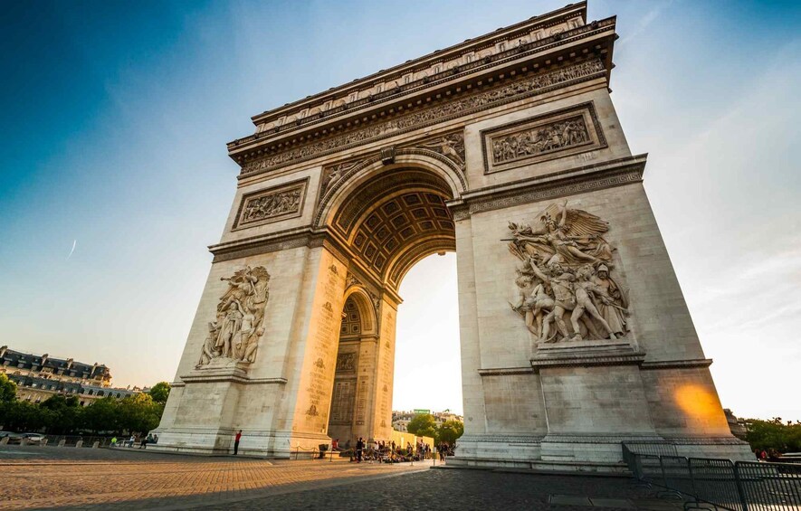 Self-Guided Audio Bus Tour: Eiffel Tower, Arc de Triomphe & Champ s-Elysées