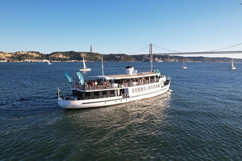 Lisbon: Sunset tour aboard with music & drinks