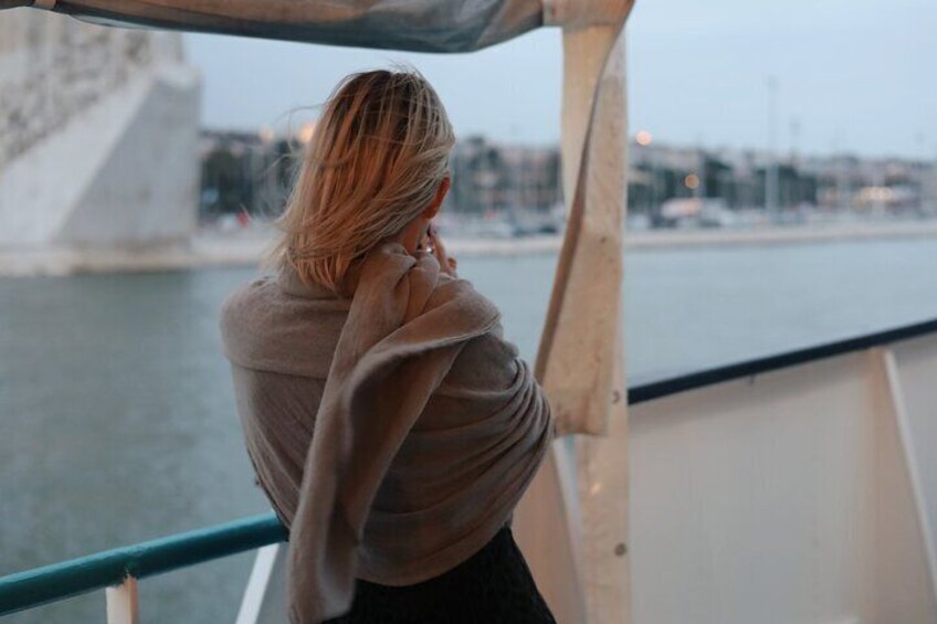 Lisbon: Sunset tour aboard with music & drinks