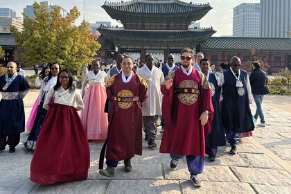 Seoul: City Hightlights, Palace Tour, and Optional Hanbok