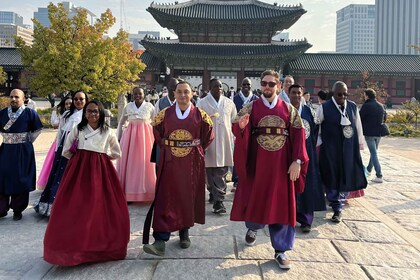 Seoul: City Hightlights, Palace Tour, and Optional Hanbok