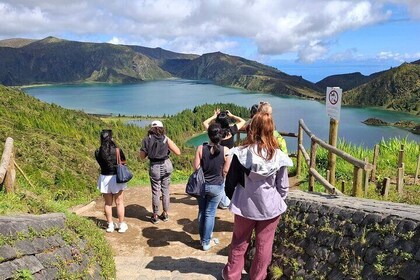 2-Day Tour of São Miguel: Landscape, Volcanoes and Lakes