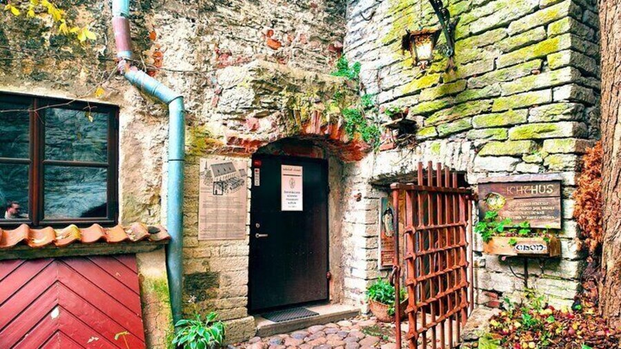 Tales of Old Tallinn 2-hour Walking Tour