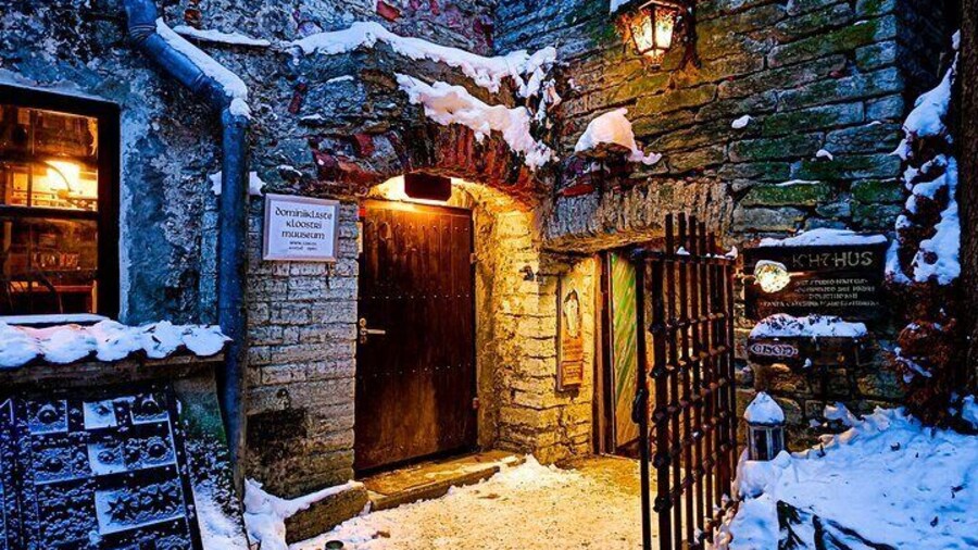 Tales of Old Tallinn 2-hour Walking Tour