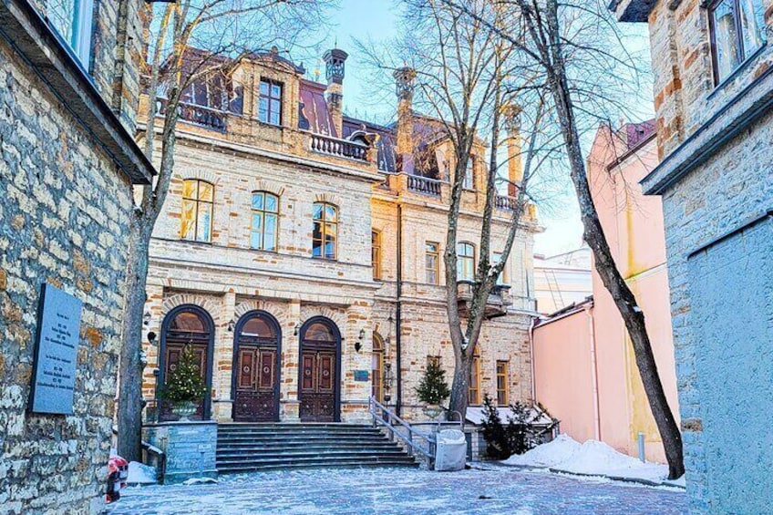 Tales of Old Tallinn 2-hour Private Walking Tour