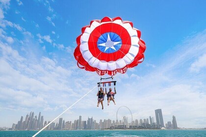 Parasailen in Dubai met uitzicht op Palm Jumeirah en JBR Beach