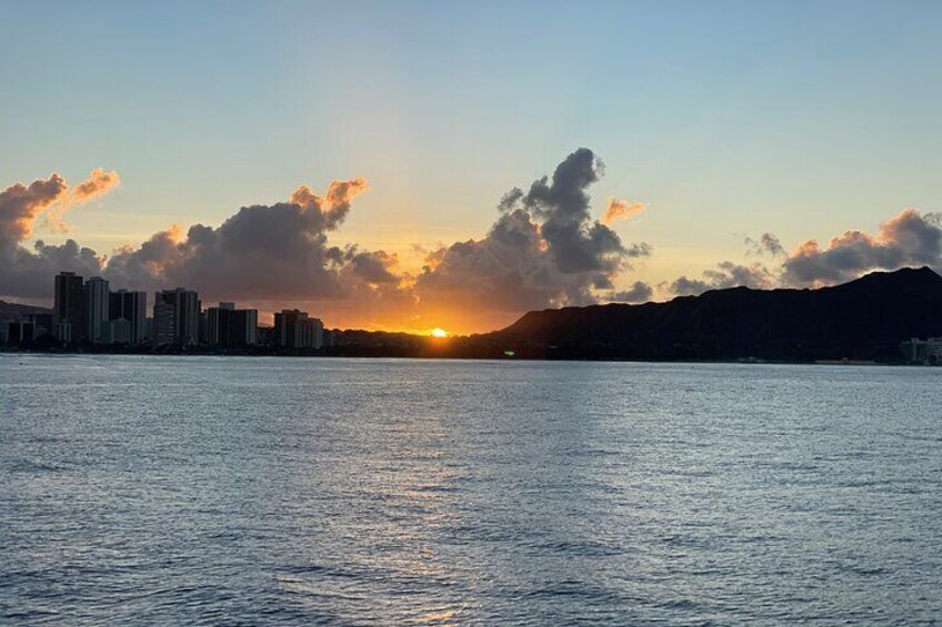 Whale Watching and Sunrise Breakfast Cruise in Honolulu