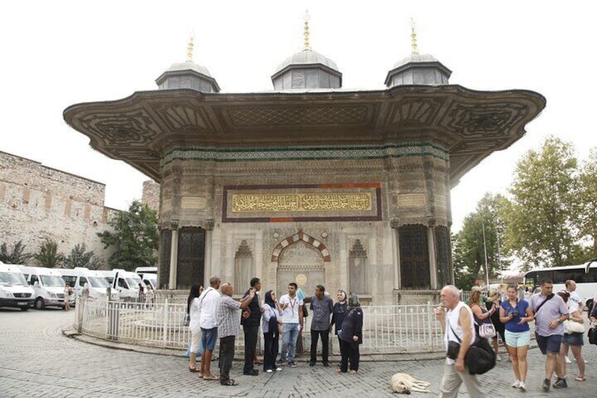 Hagia Sophia, Topkapi Palace, Blue Mosque Live Guide & Tickets & Lunch