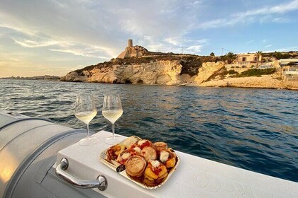 Aperitif with prosecco and focacce at sunset by boat in Cagliari