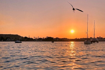 Aperitif ved solnedgang på en båd i Cagliari