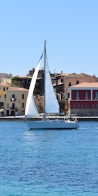 Chania: crucero privado en velero con snorkel, almuerzo y bebidas