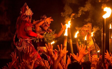 Ubud: entrada para cenar al baile de Kecak y al Royal Balinese Resort