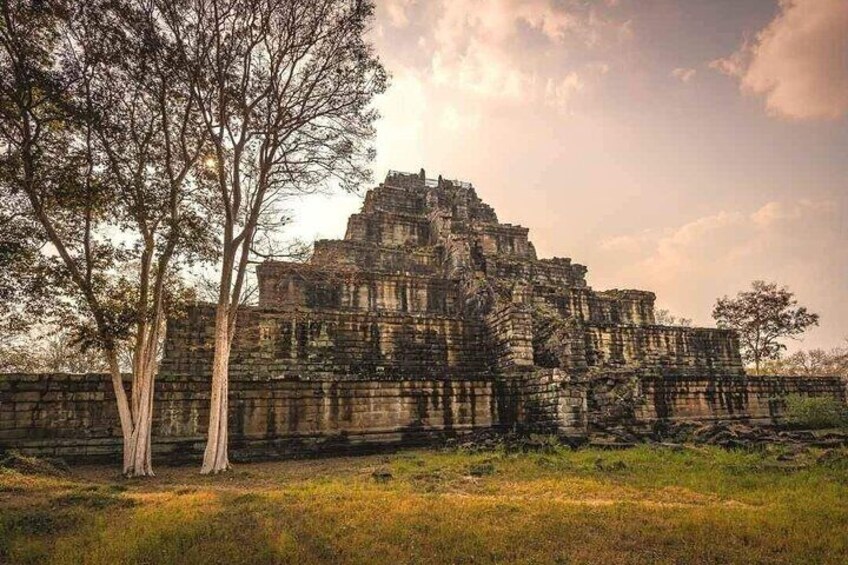 Koh Ker templehttps://media-cdn.tripadvisor.com/media/attractions-splice-spp-720x480/10/09/38/d5.jpg