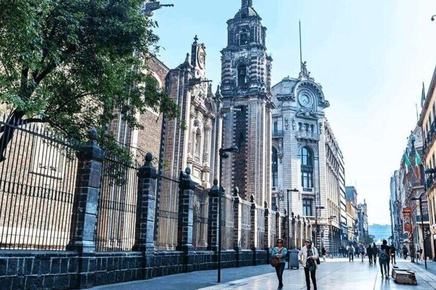 Caminata por la Calle de Madero