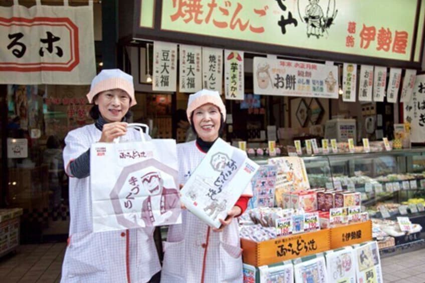 Try the sweet dumplings at this Japanese sweets shop, a long-time favorite of the locals!